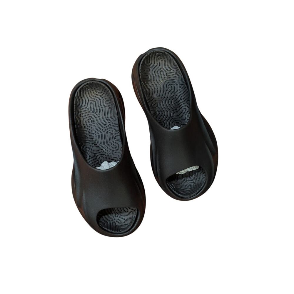 NWT Black Cut Out Rubber Ribbed Sole Slides Size 4